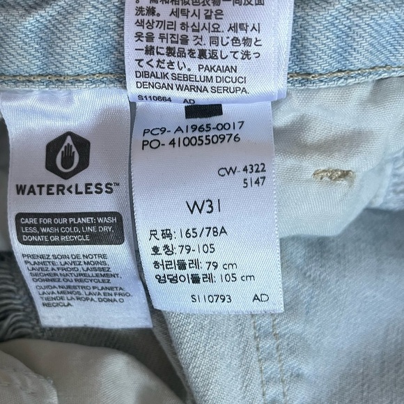 Levi’s Light Wash High Waisted Mom Distressed Jean Shorts Women’s Size 31/12 - Picture 14 of 14